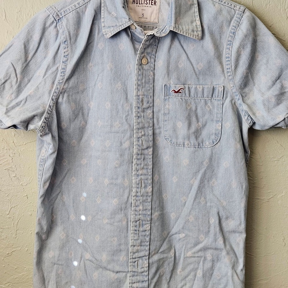 Hollister Men's Blue Short Sleeve Chambray Button Down Shirt